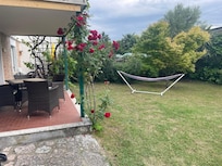 Schöner Garten mit Hängematte