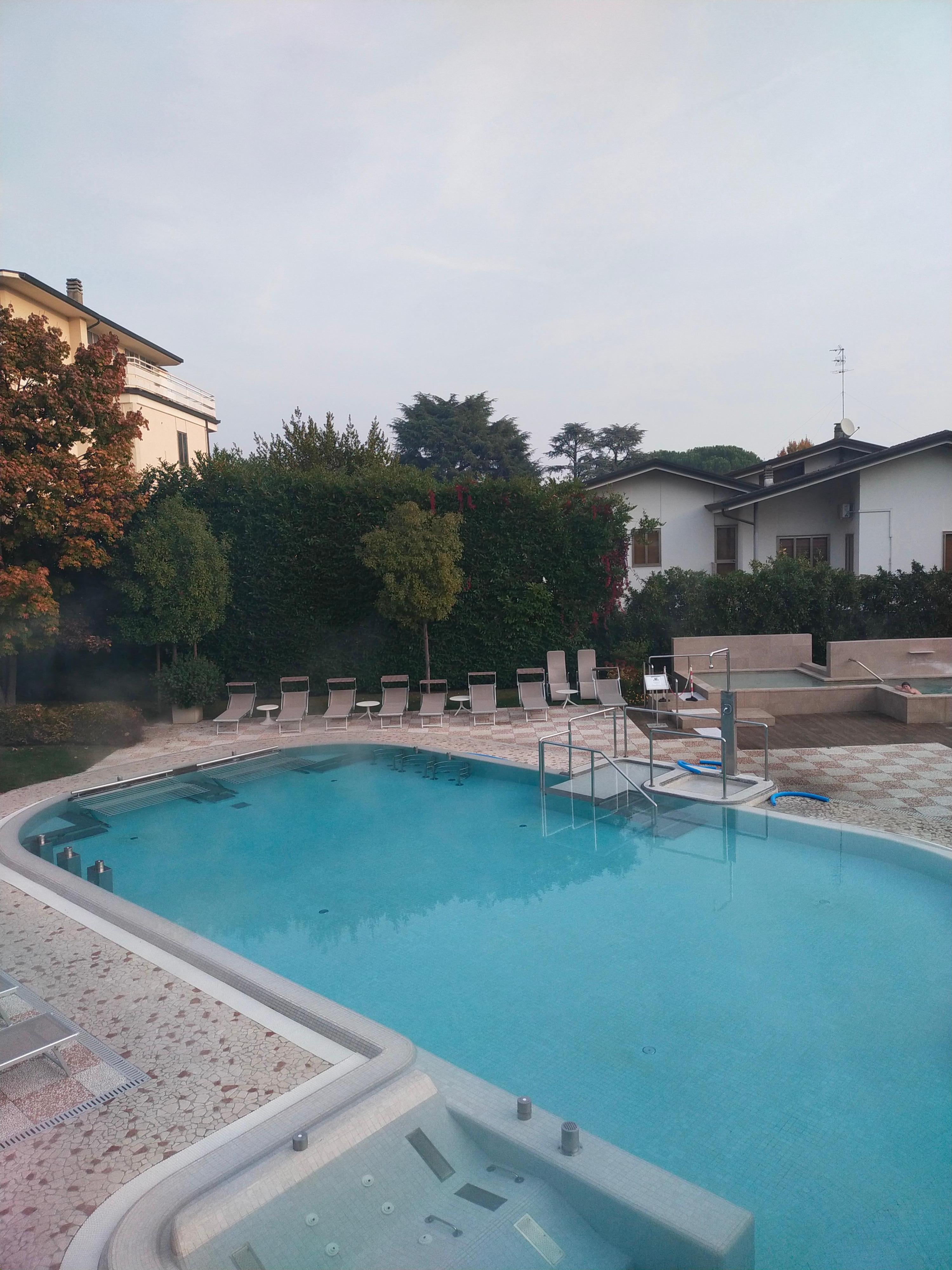 Piscina esterna favolosa con idrogetti diversificati, collegata a piscina interna per nuoto. Altra piscina interna con idromassaggi per giorni freddi. Ottima accoglienza all'hotel, personale disponibile. Cinema incluso. Massaggi stupendi.Da tornare.