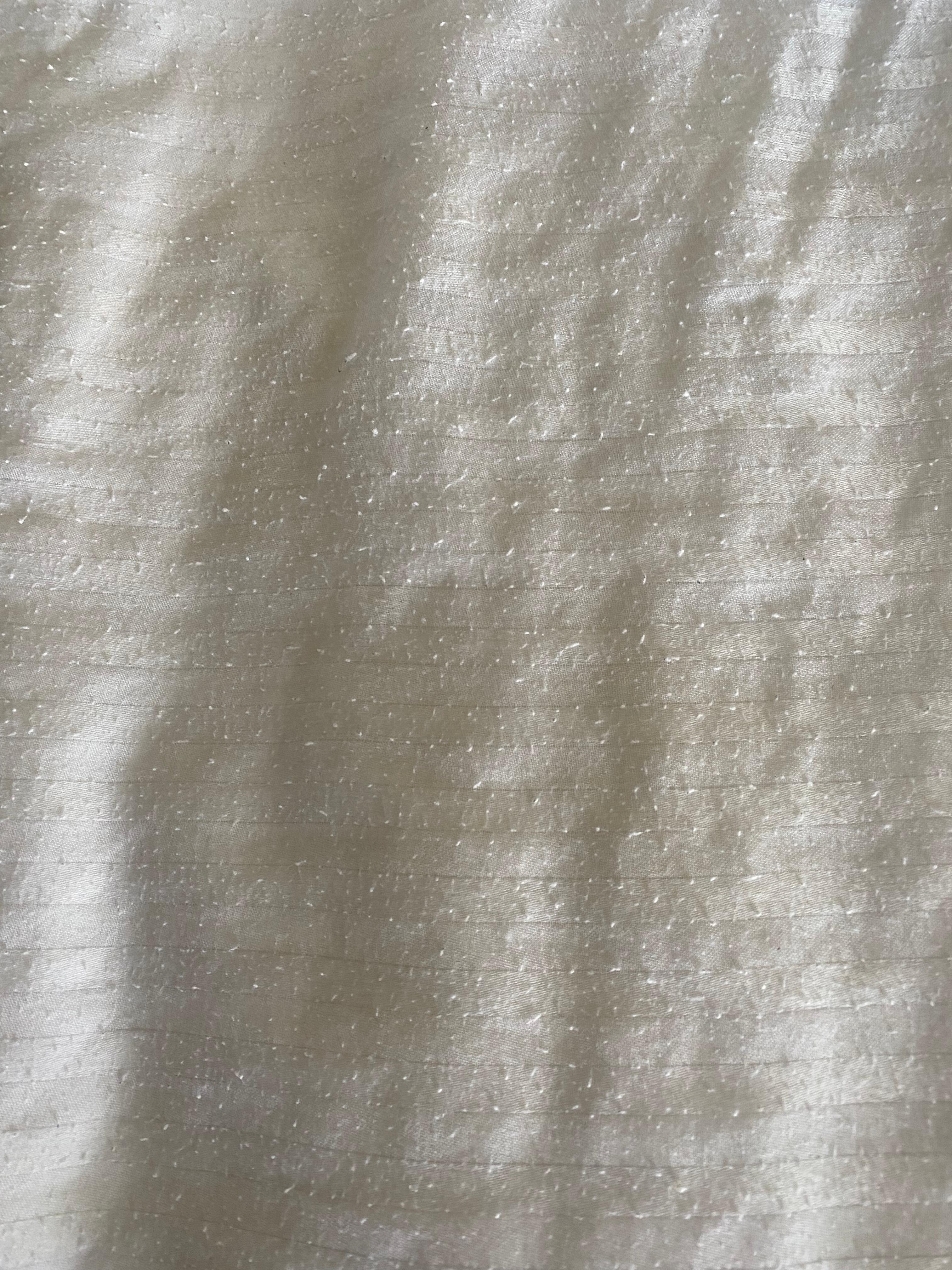Enlarge the photo and see the condition of the sheet. 