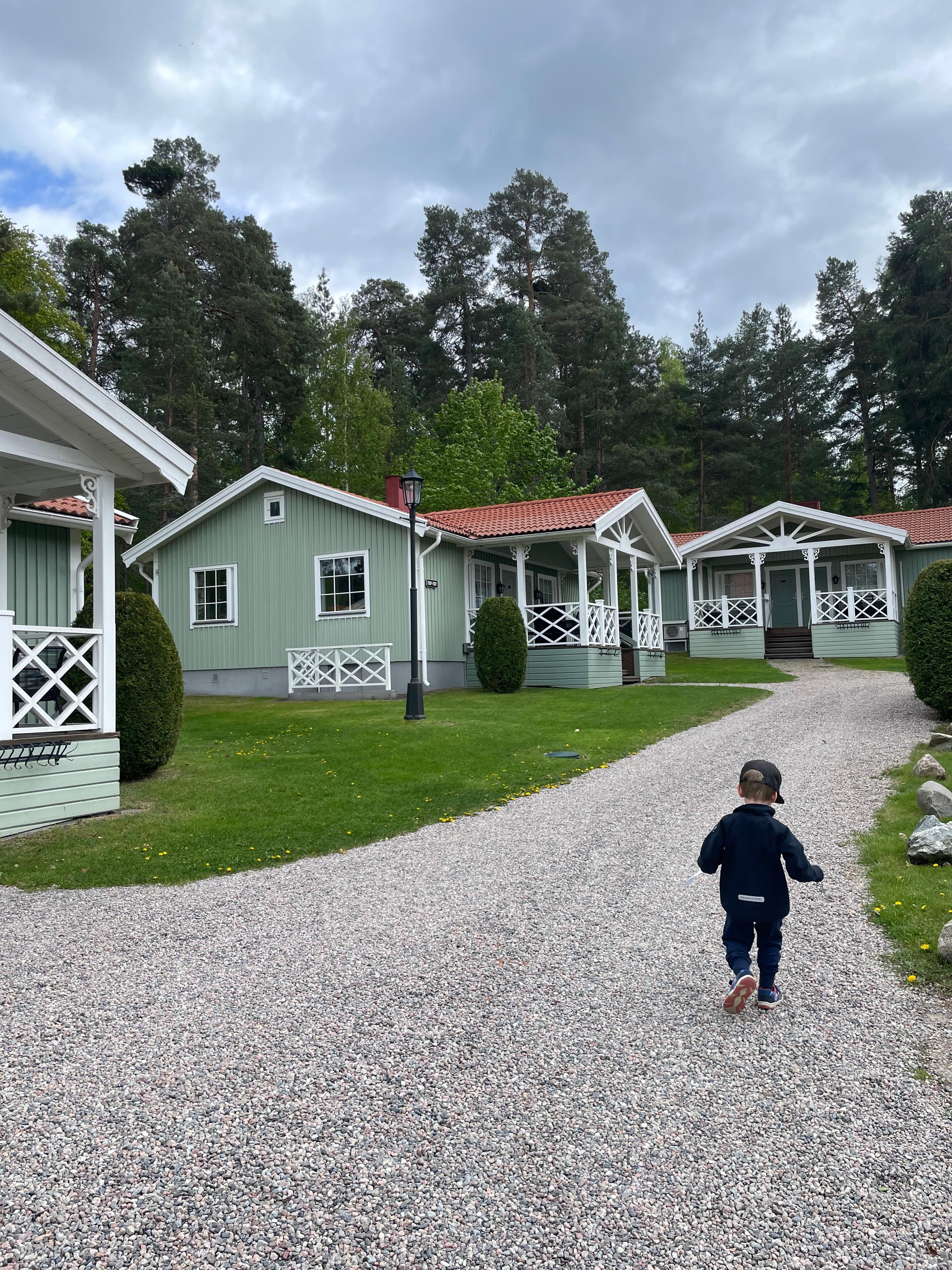 Det ser ut som stugor men innehåller familjerum likt hotellrum.