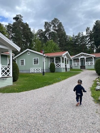 Det ser ut som stugor men innehåller familjerum likt hotellrum.