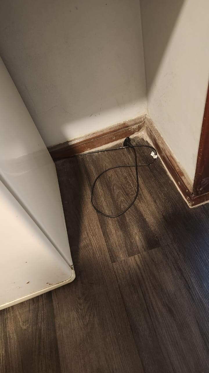 Encontramos a geladeira desligada, não foi vistoriado o quarto antes de entrarmos.