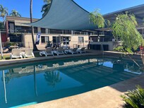 Basseng, solstoler, og servering flere kvelder i uka.