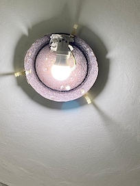 Spot de luz enferrujado, com ferrugem diária no chão