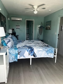 Room 10 - deluxe king room