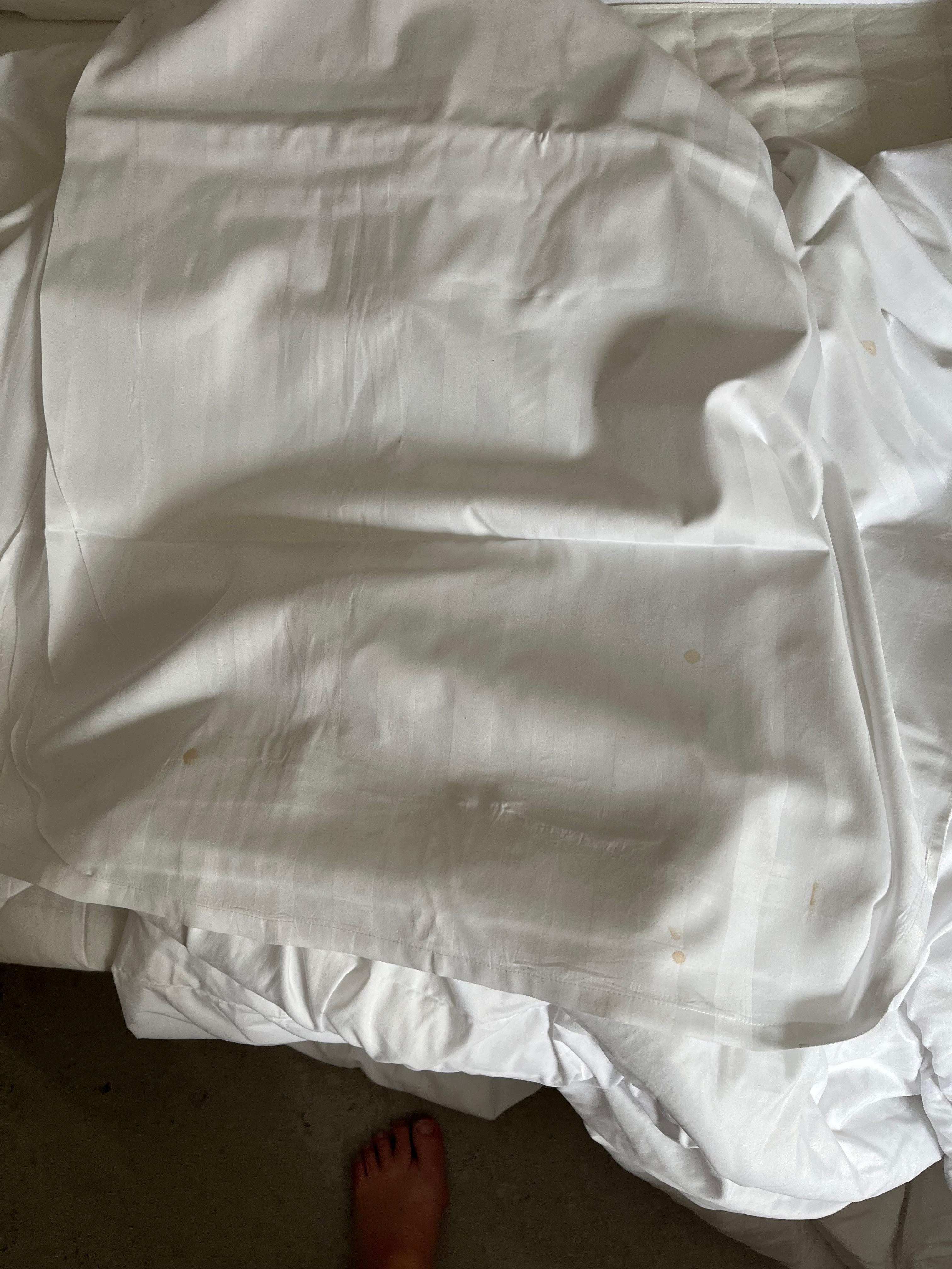 Smutsiga sängkläder med blod på.