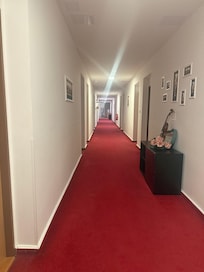 Hallen och längst bort serveras frukost