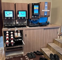 ファミレスのドリンクバーと変わらぬ品揃え(無料)。