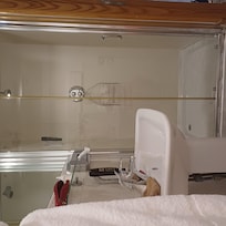 Walk-in double shower