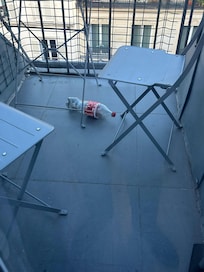 Falta de limpieza, así estaba el balcón de la habitación cuando llegamos y siguió así durante nuestra estancia.