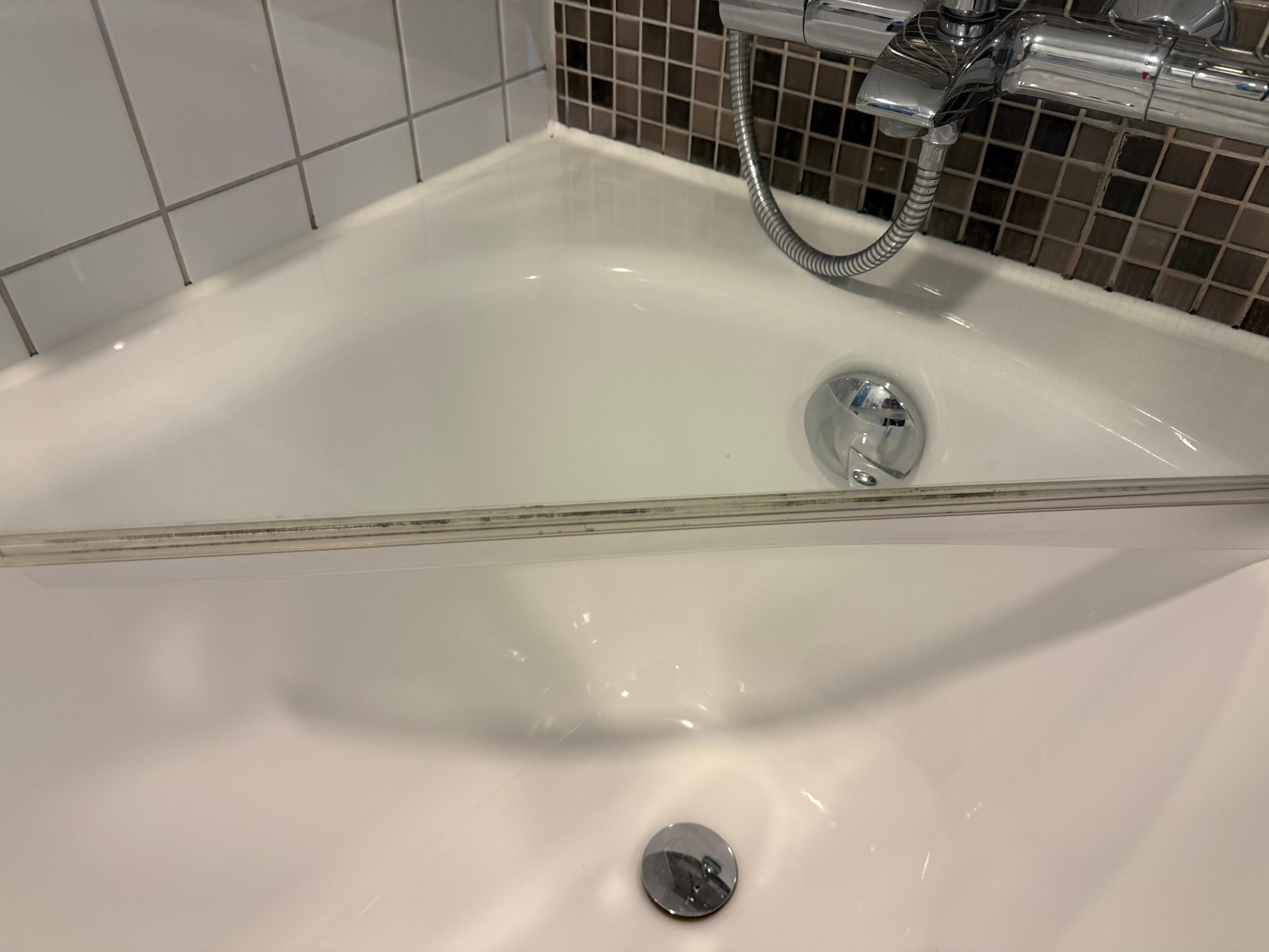 Unansehnliche Duschabtrennung an der Badewanne 