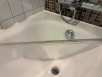 Unansehnliche Duschabtrennung an der Badewanne