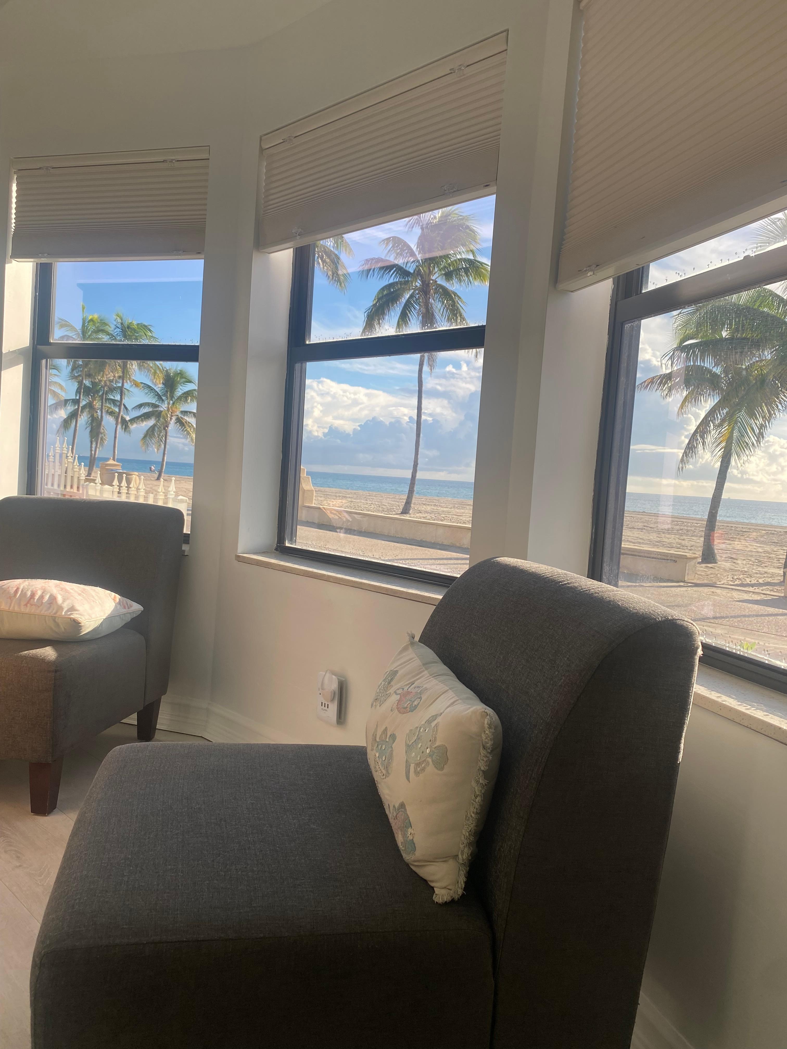 A palm tree for each window 😍