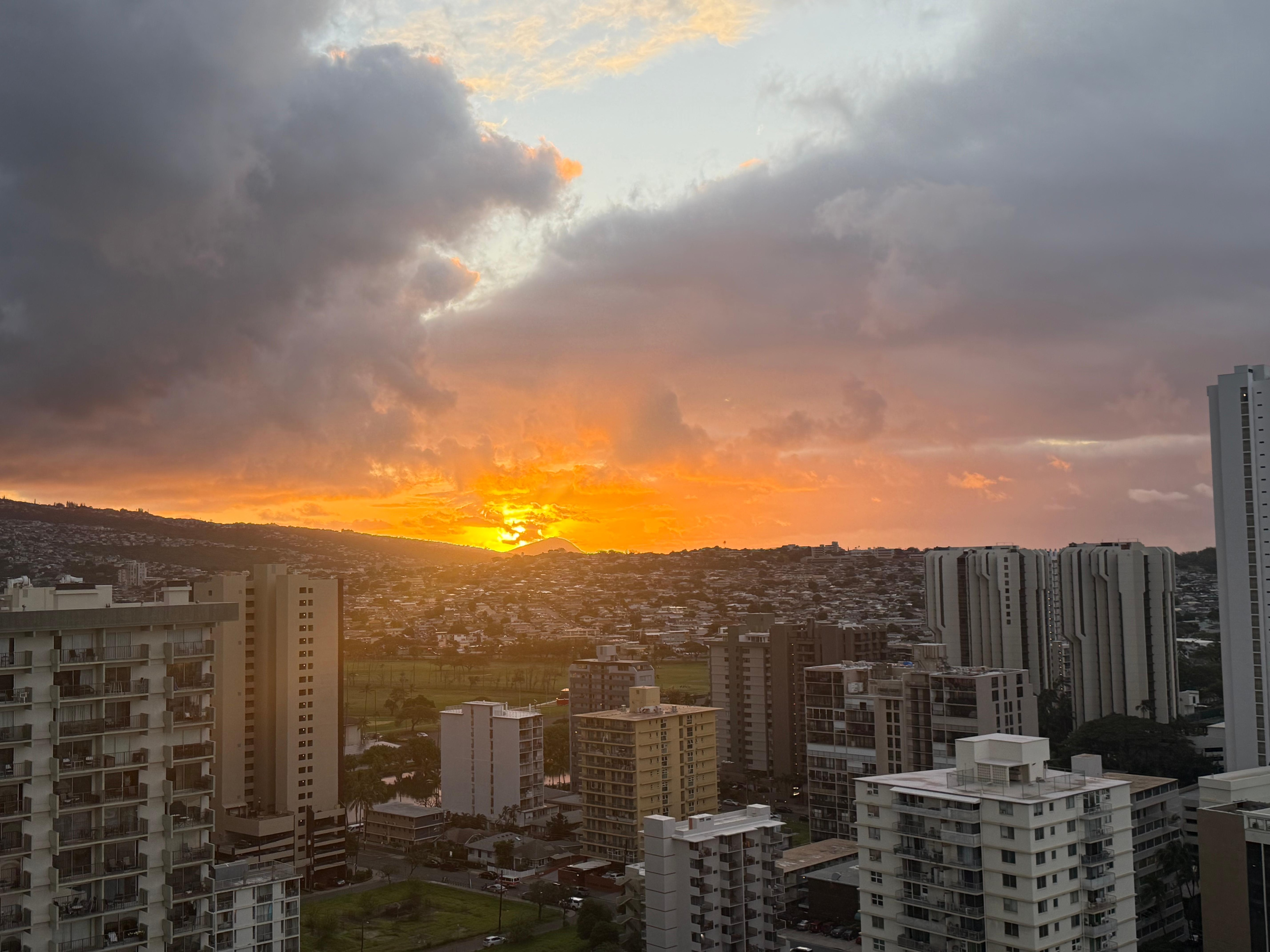 ダイヤモンドヘッド側の２５階からの朝  日です。