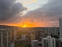 ダイヤモンドヘッド側の25階からの朝日です。