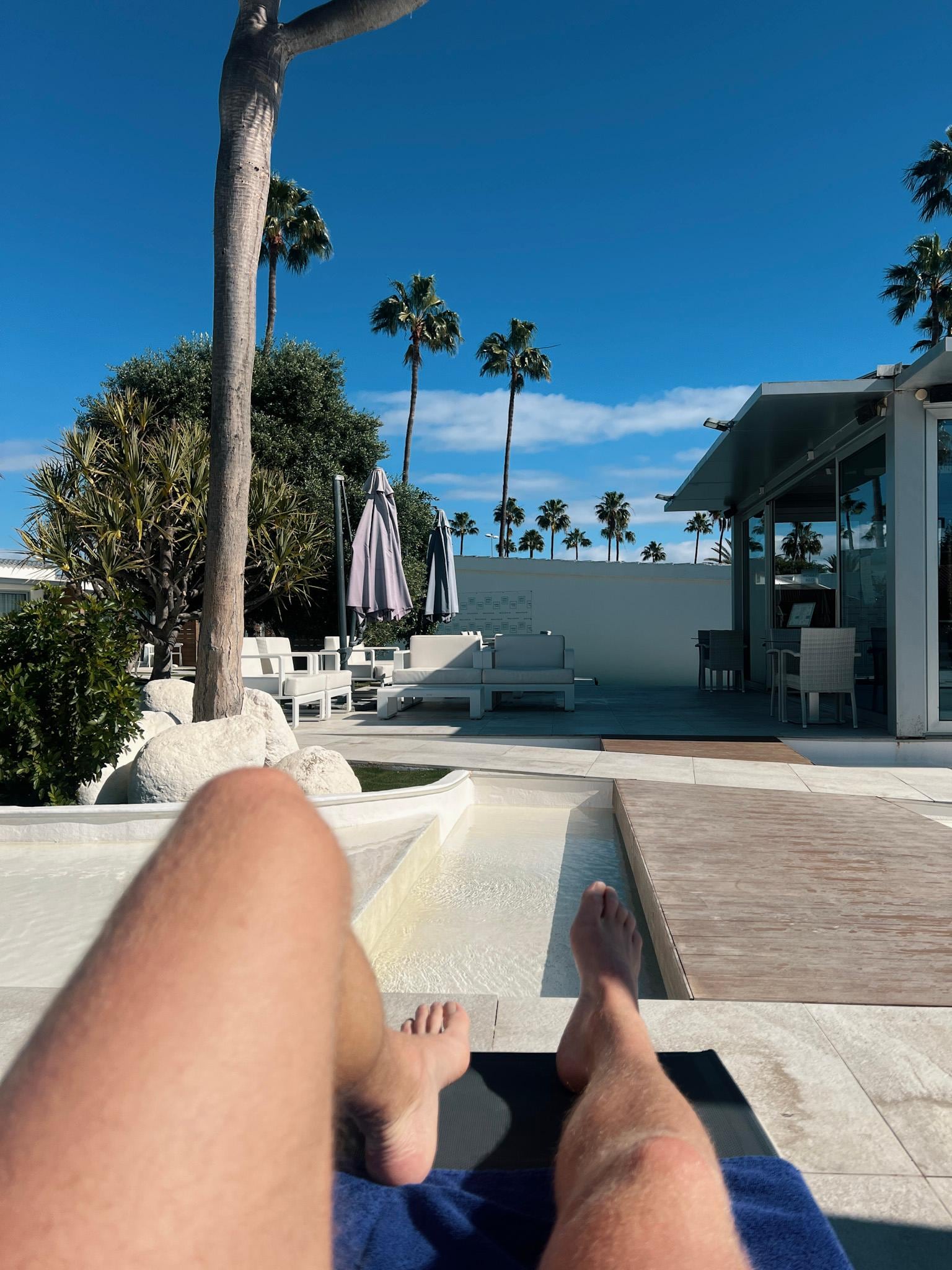 Skøn loungeområde med ro og masser af solsenge