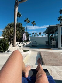 Skøn loungeområde med ro og masser af solsenge