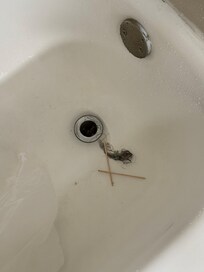 La bañera tupida y sucia