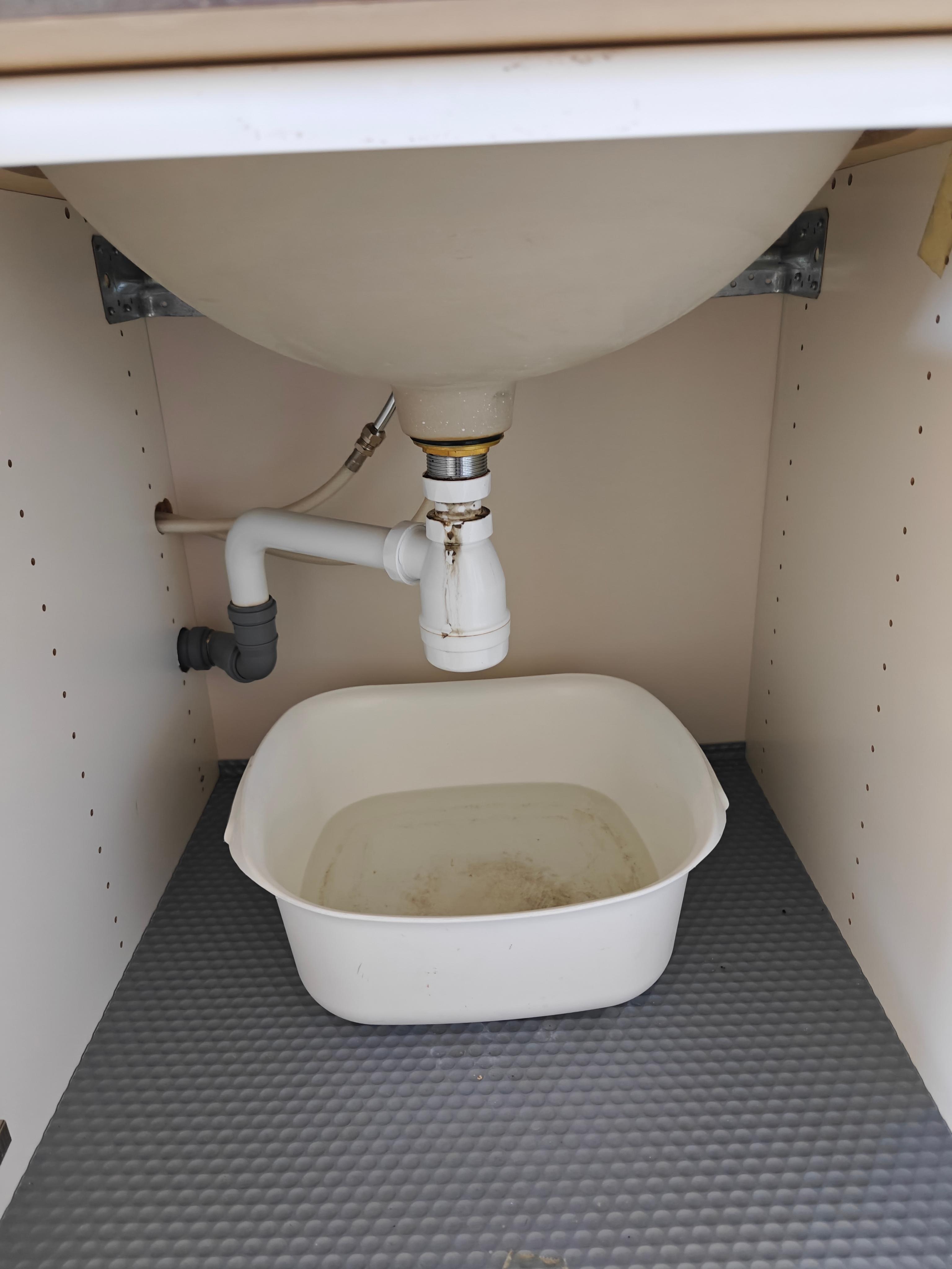 Der Abfluss war defekt. Vormieter hatte die Schüssel untergestellt.  