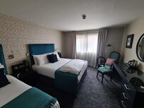 3 Bettzimmer mit Blick auf den Hinterhof