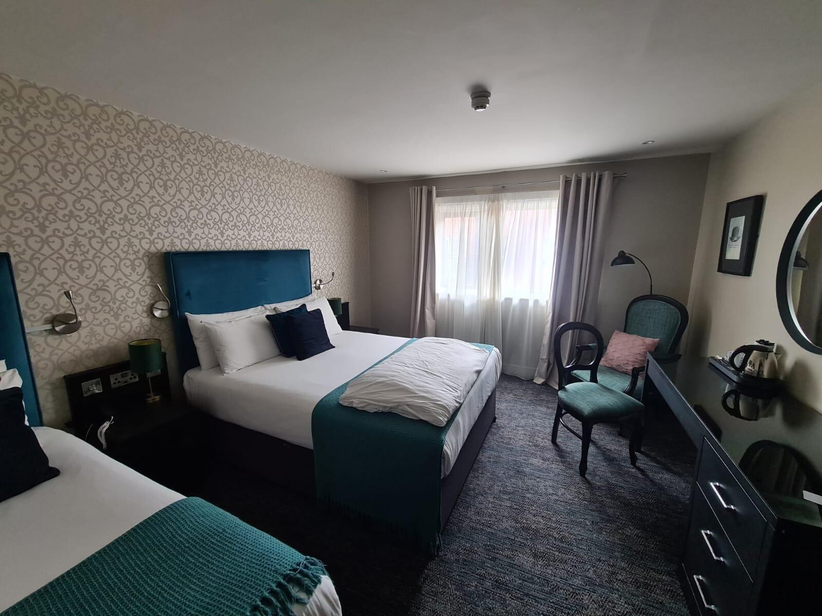 3 Bettzimmer mit Blick auf den Hinterhof 