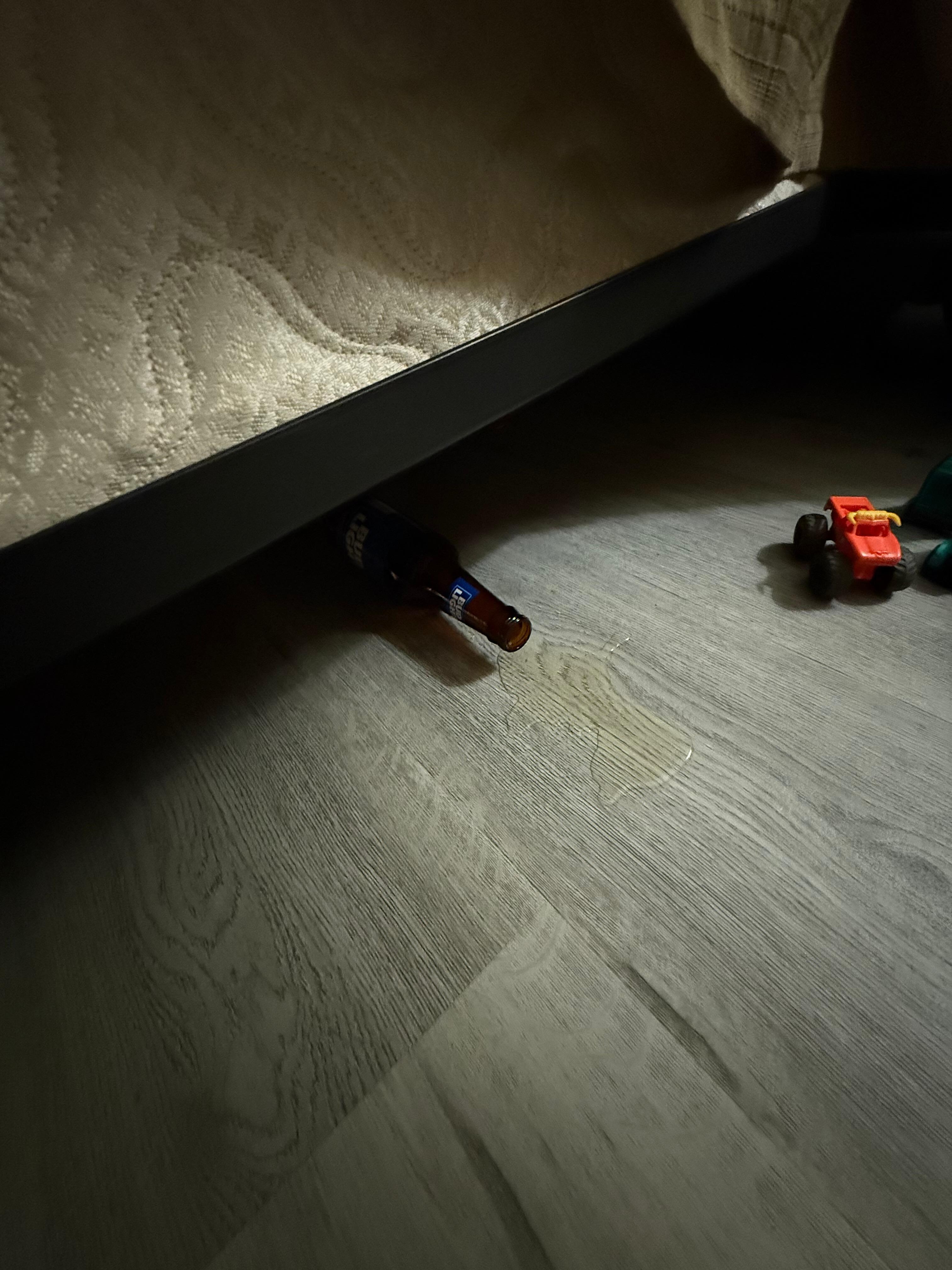 Dirty room under the bed bottles of alcohol, they didn't clean during my stay