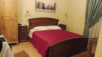 Schlafzimmer mit Bett