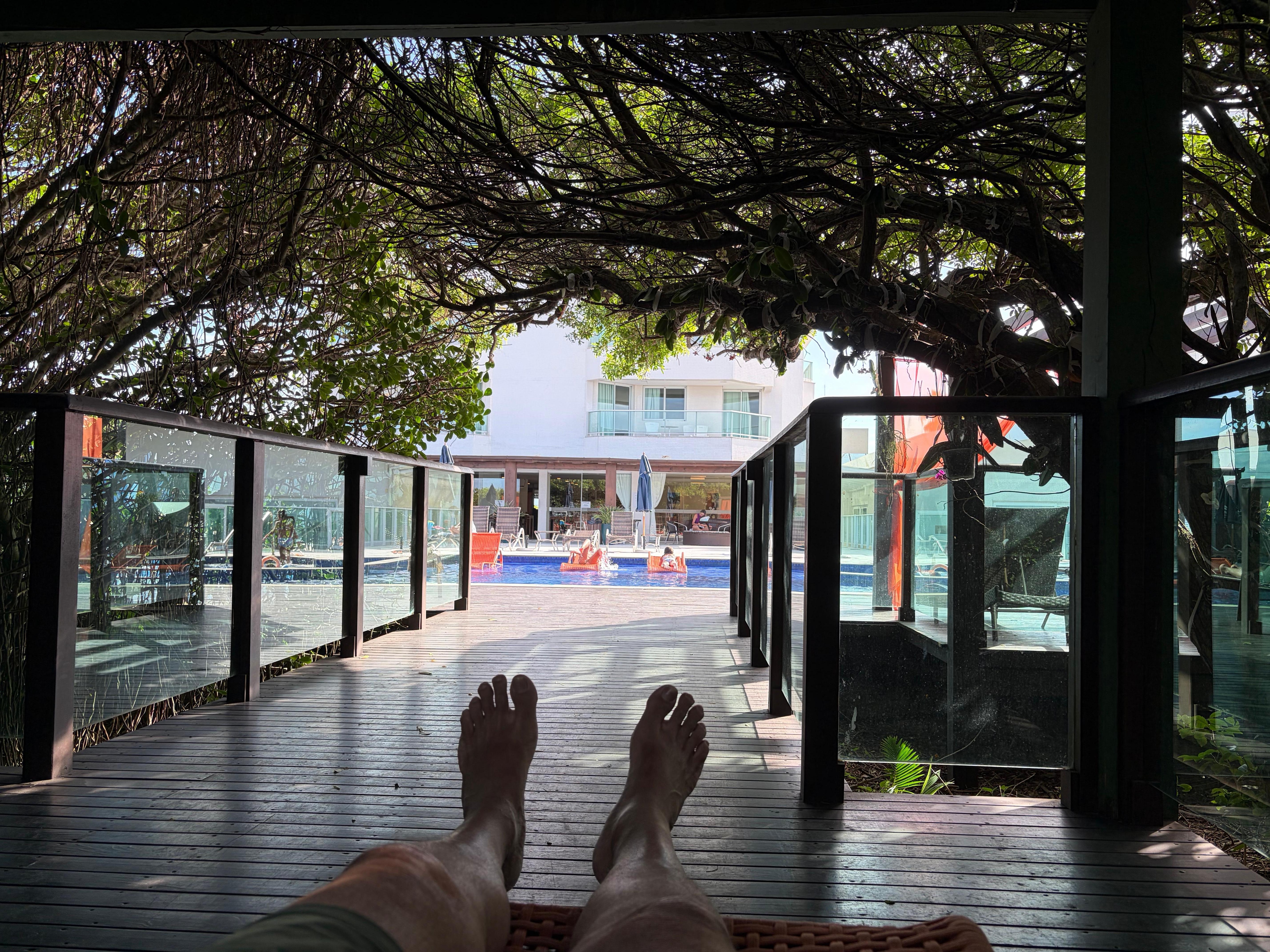 Espaço para descanso próximo à piscina.