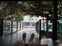 Espaço para descanso próximo à piscina.