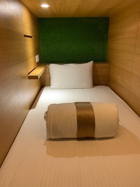 床位備有USB插頭,小型密碼置物櫃,以及附有小桌子可放筆電產品。