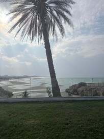 Aussicht vom Pool zum Strand.