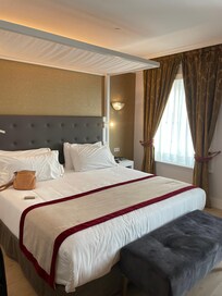 Værelse med kingsize seng