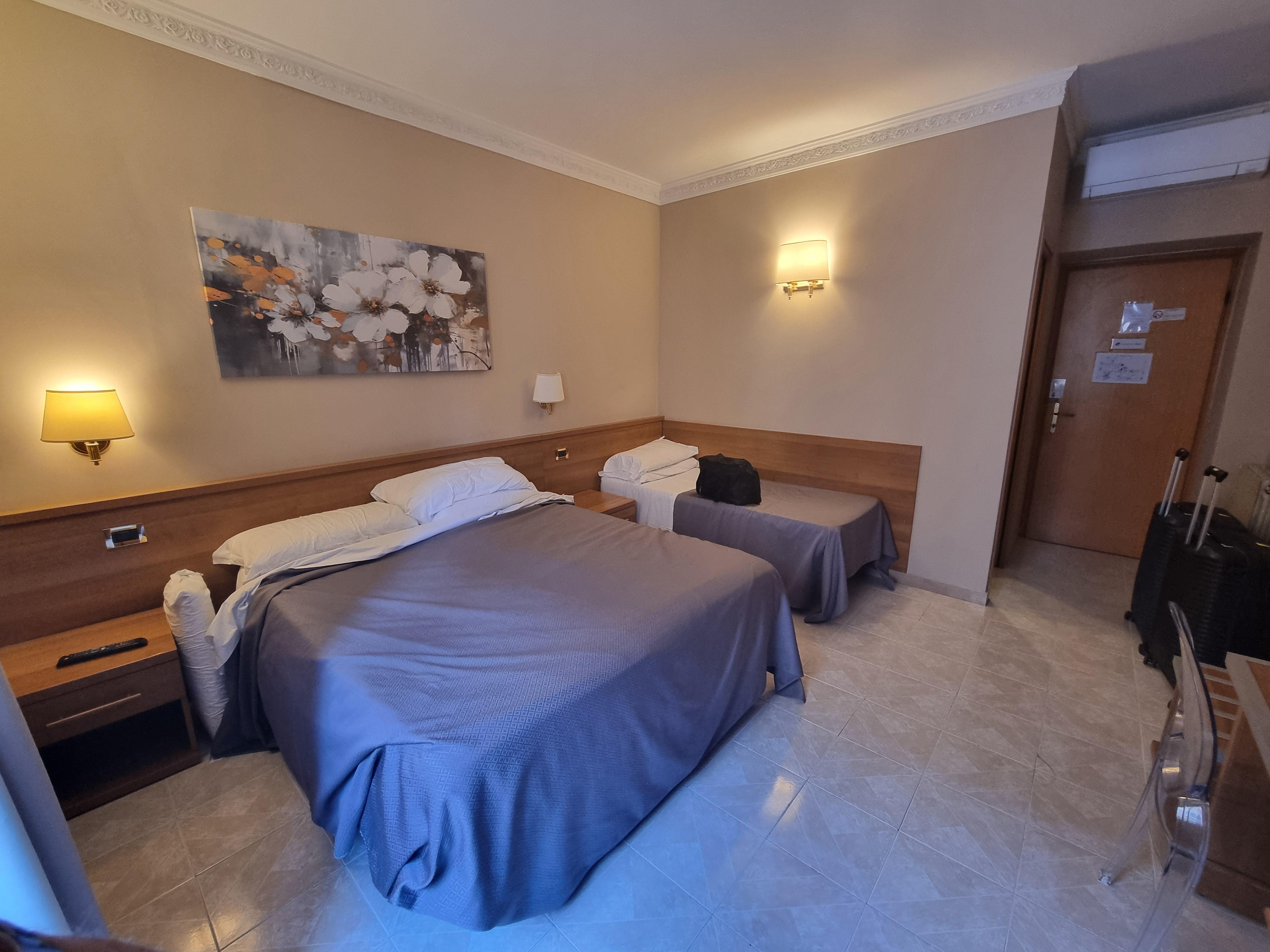 Belle chambre un peu triste, mais literie confortable, et oreillers ergonomiques parfaits