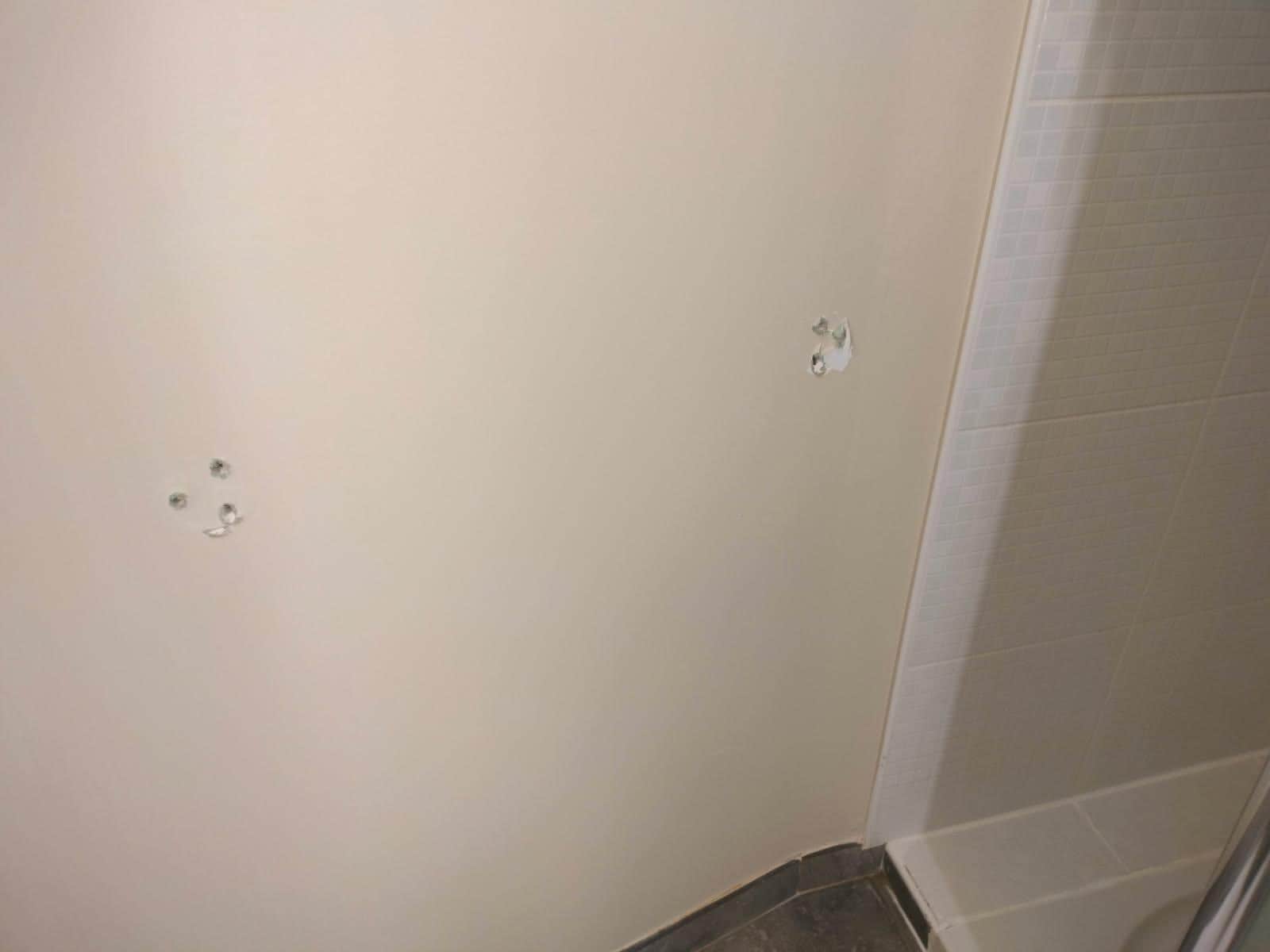 Trous apparents du support à serviettes