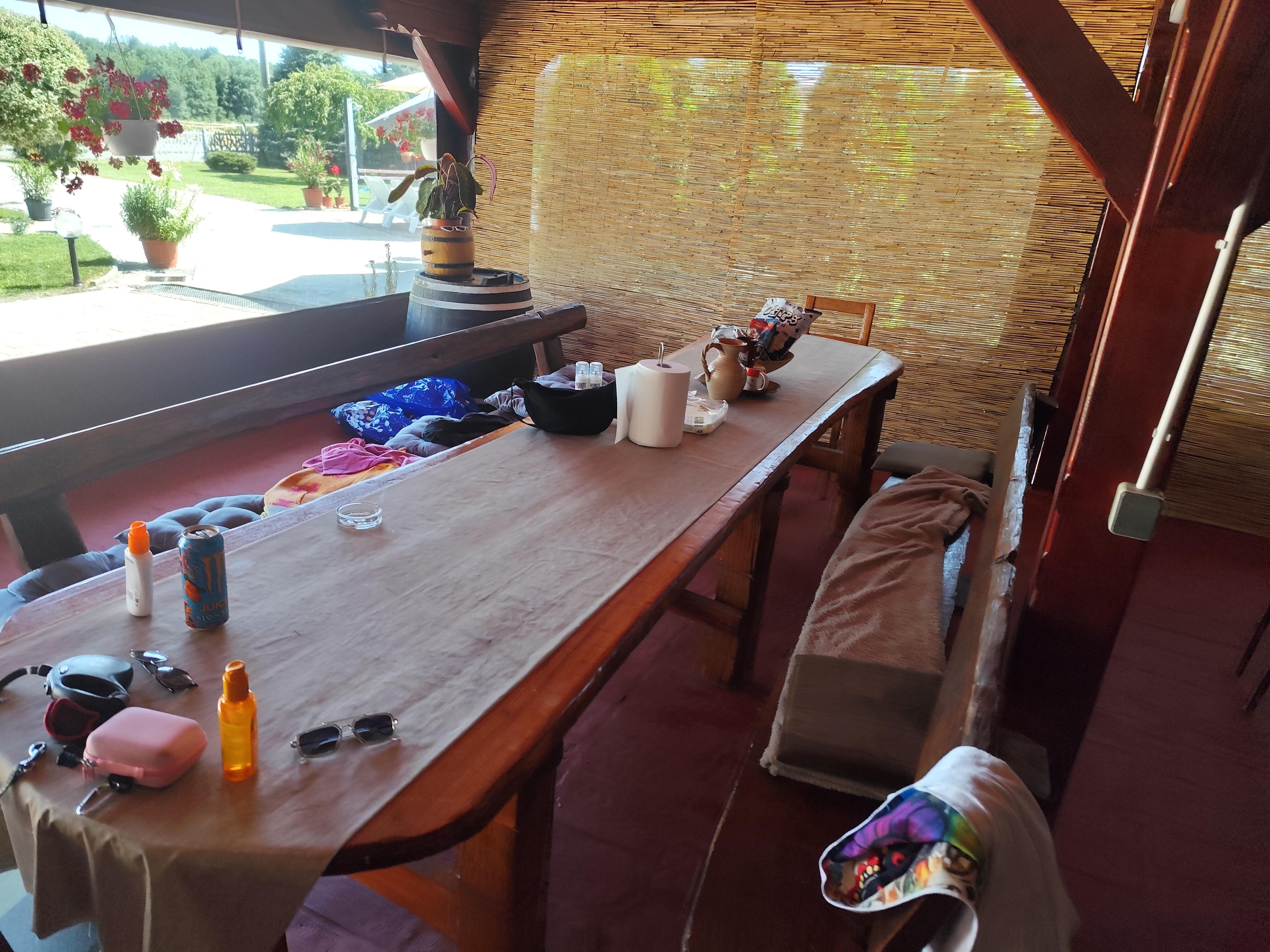 Essbereich in der Outdoorküche