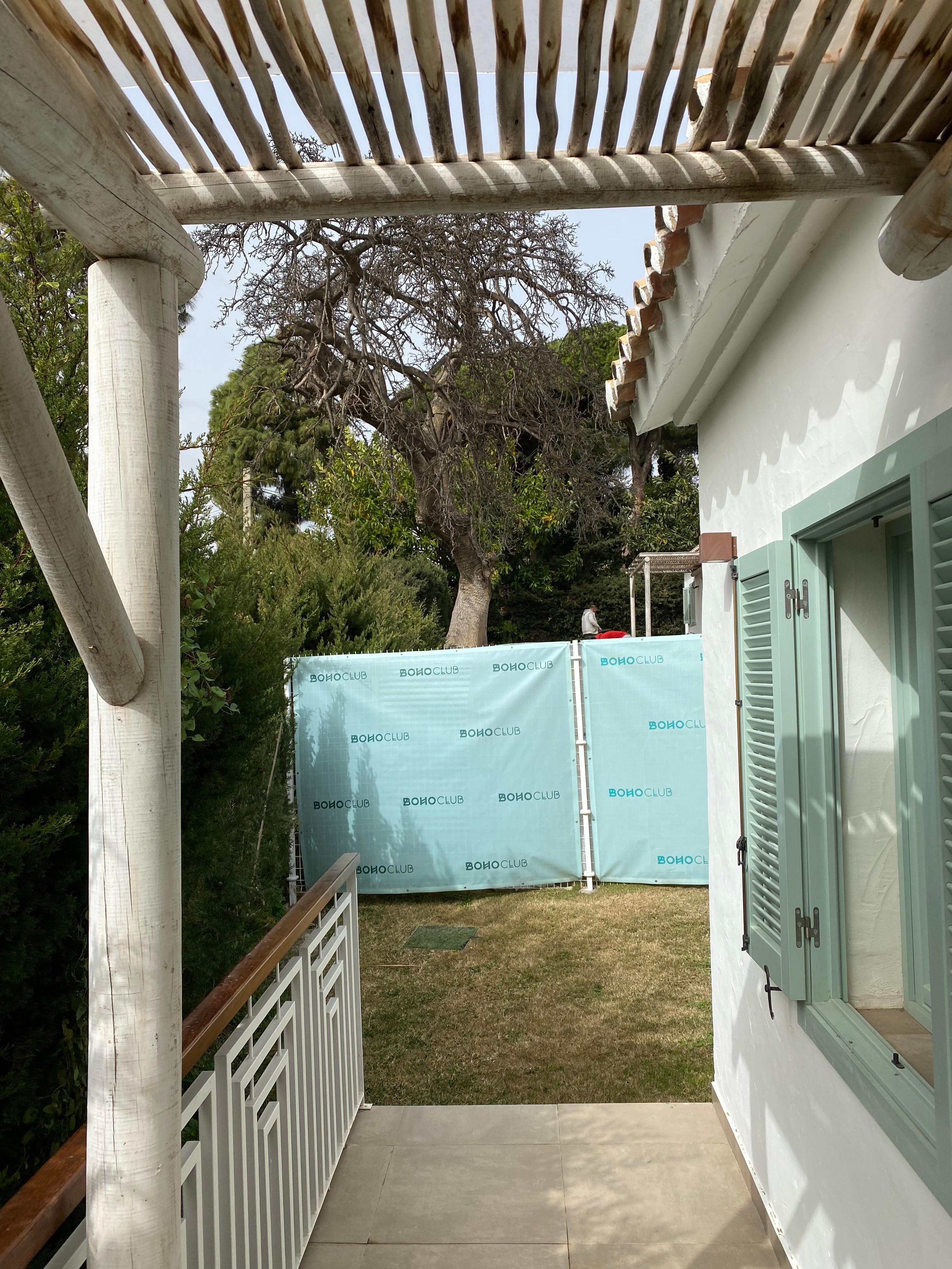 Travaux bruyants juste derrière le bungalow et sa terrasse 