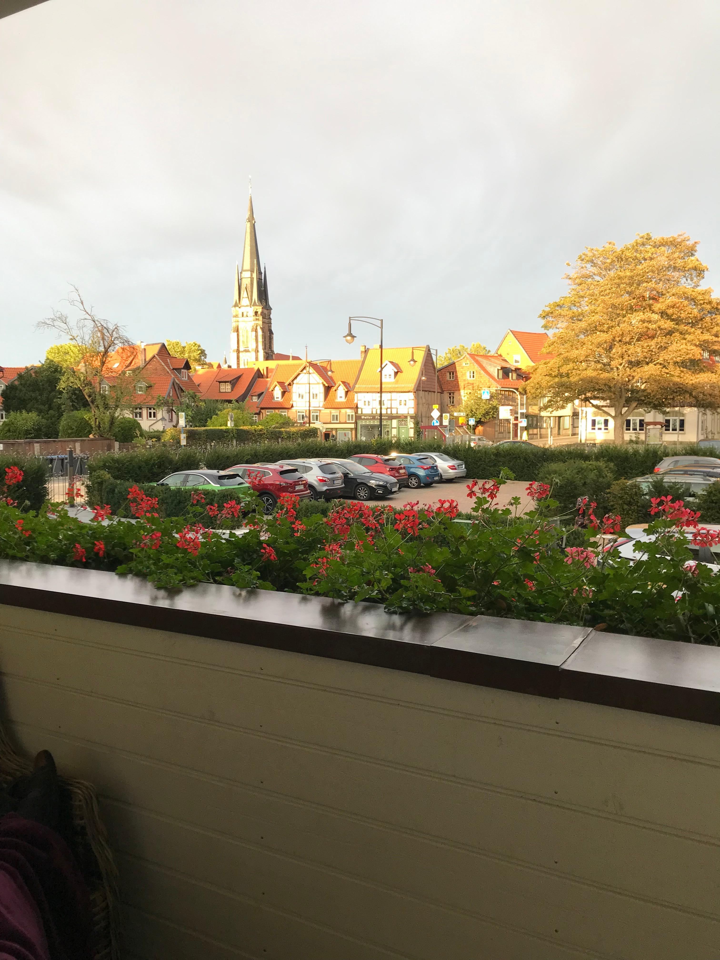 Udsigt fra balkon. Sol på balkonen, der vender syd/øst.