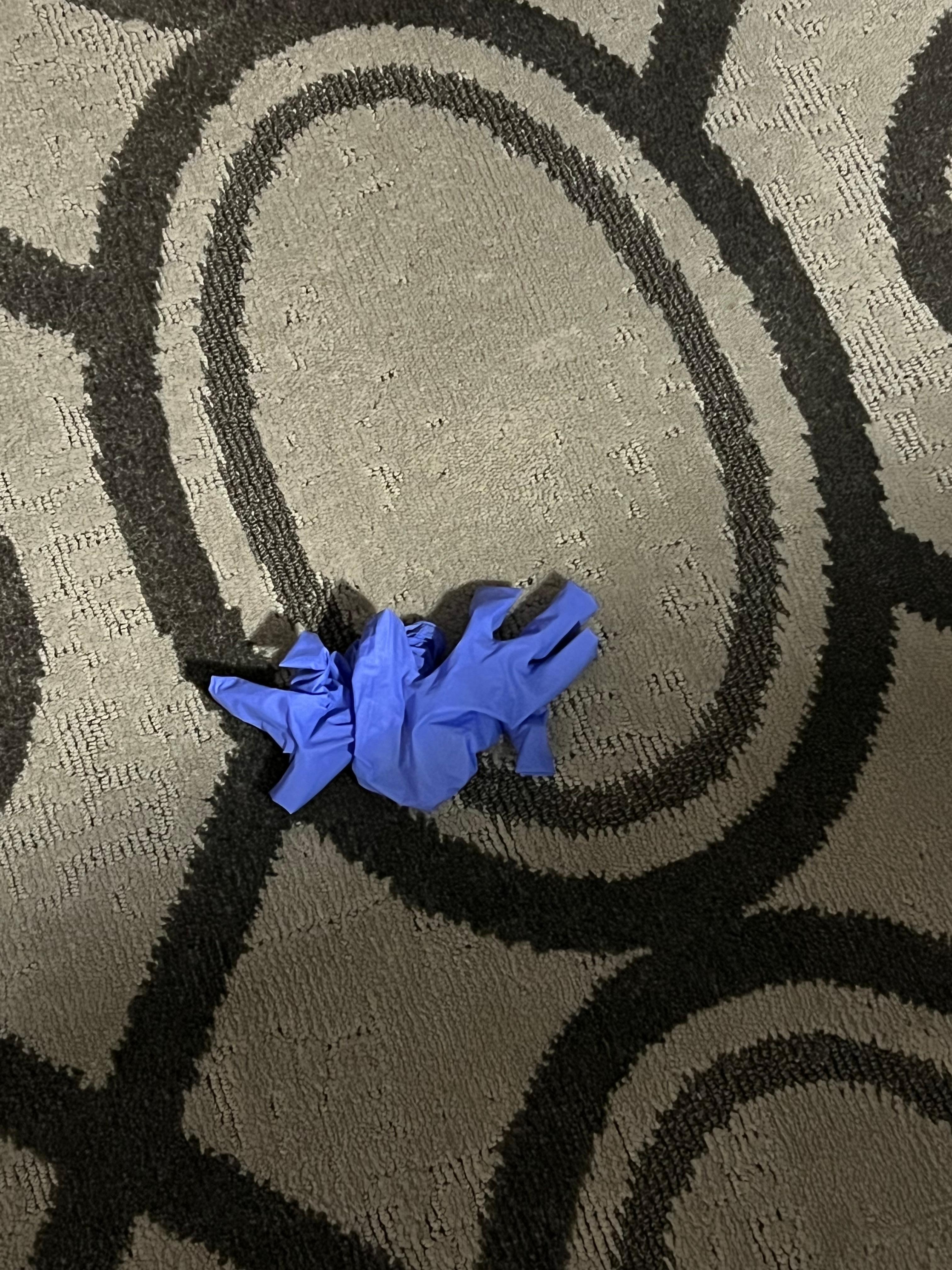 Guantes que dejaron en el cuarto después de hacer limpieza 