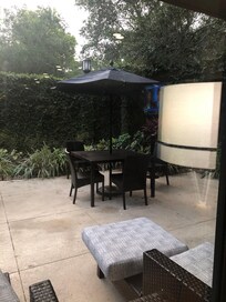 Terraza muy elegante y cómoda