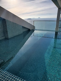 23층 루프탑 수영장^^