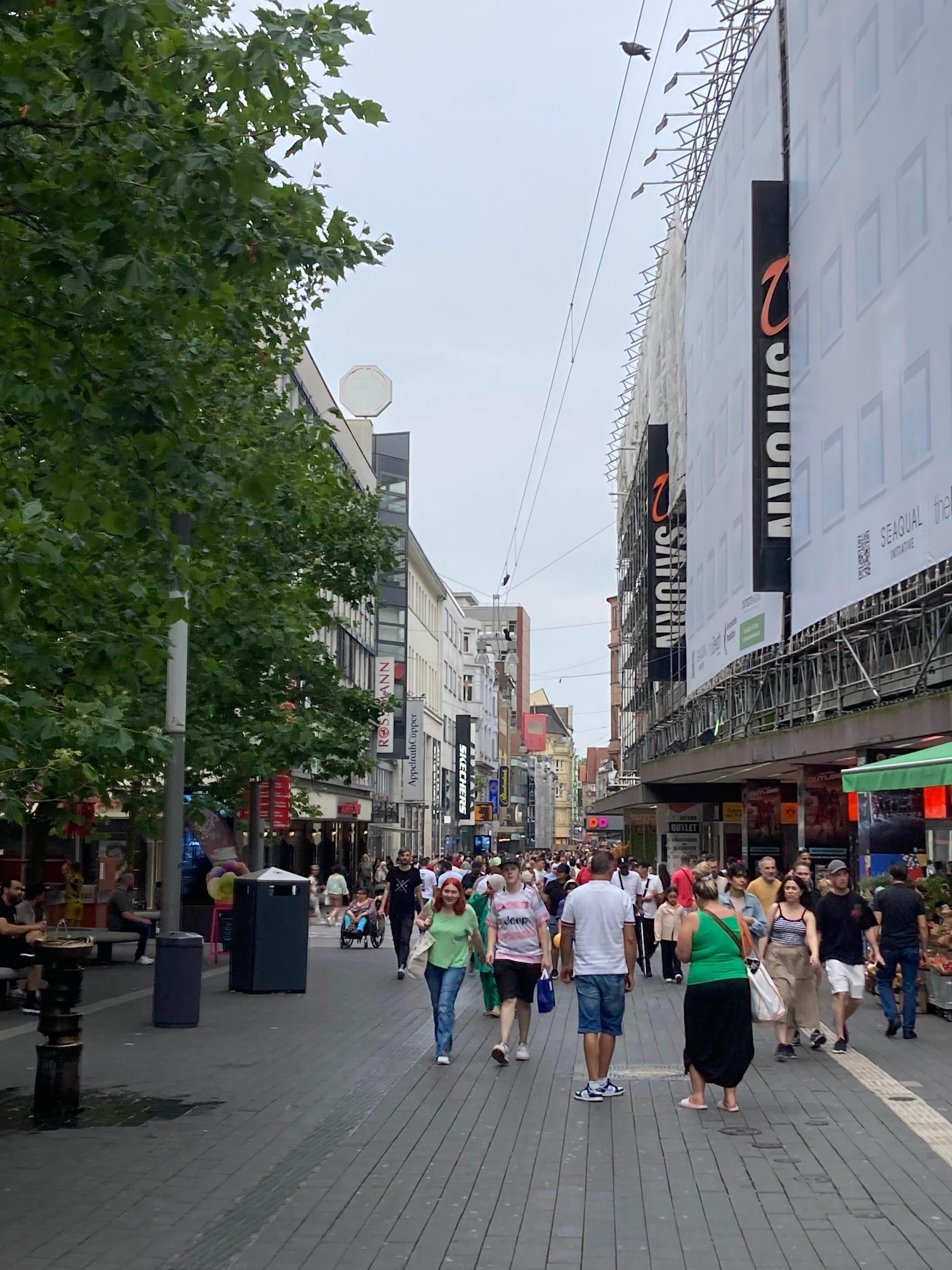 Gågatan som finns nära