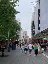 Gågatan som finns nära