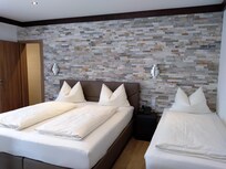 letti e parete in pietra vera