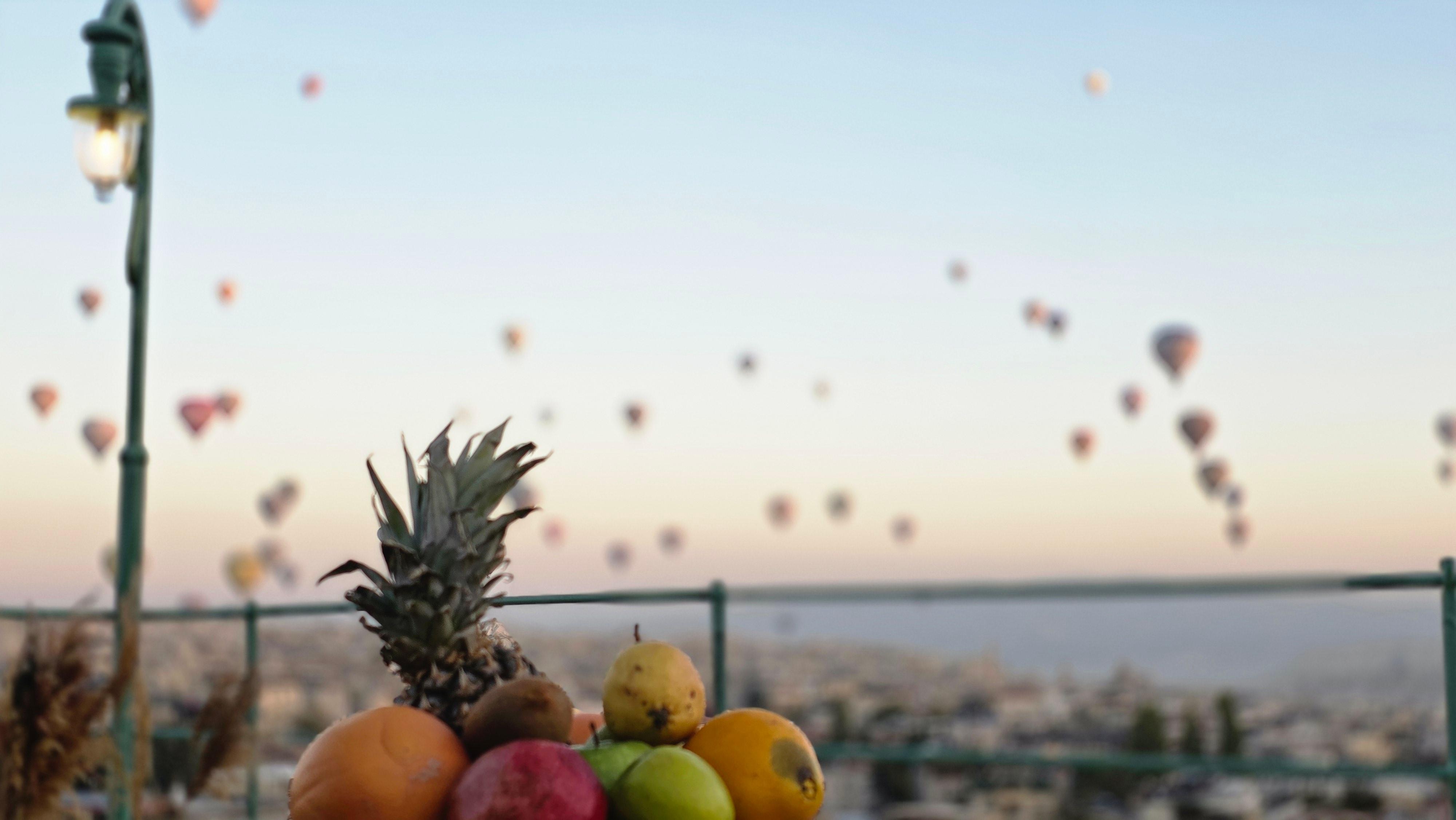 Uçan balonları izleyebileceğiniz muhteşem manzaraya eşlik edecek olan meyve tabağı dekoru, fotoğraflarda harika duruyor.