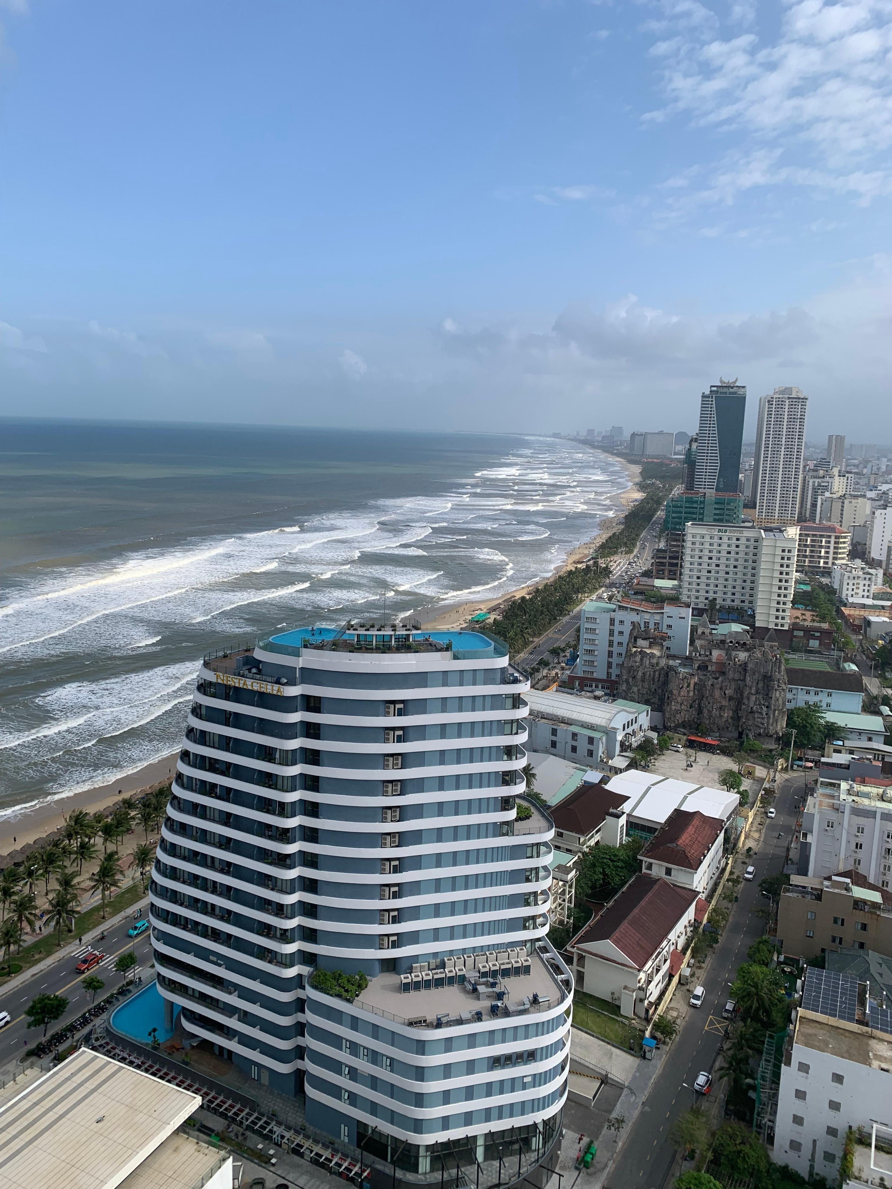 屋上プールから眺めはこれぞダナンに来たと思わせる景色。