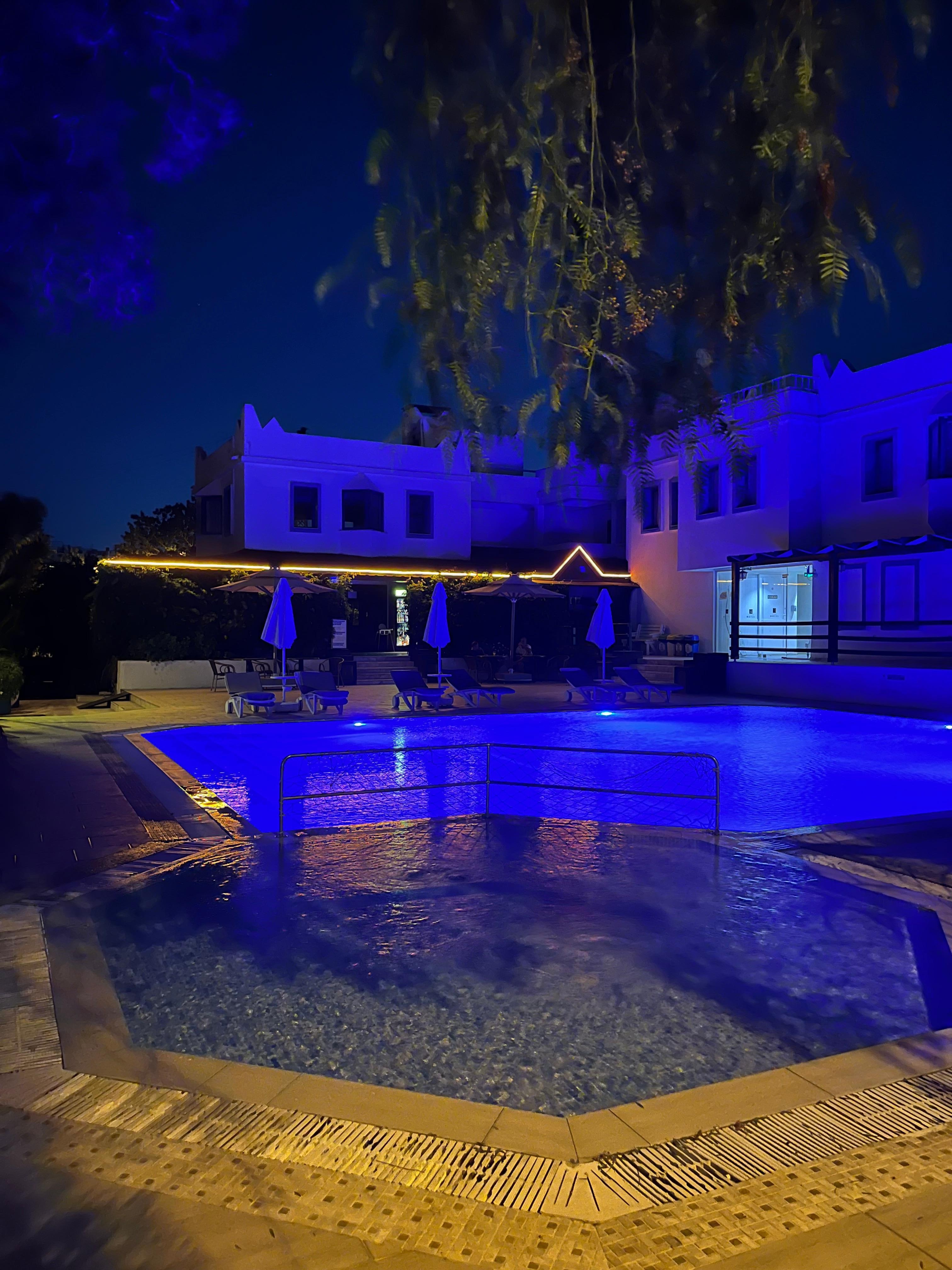 Hôtel piscine le soir
