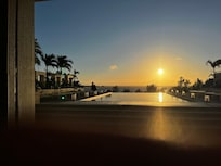 一階エントランスからの夕陽