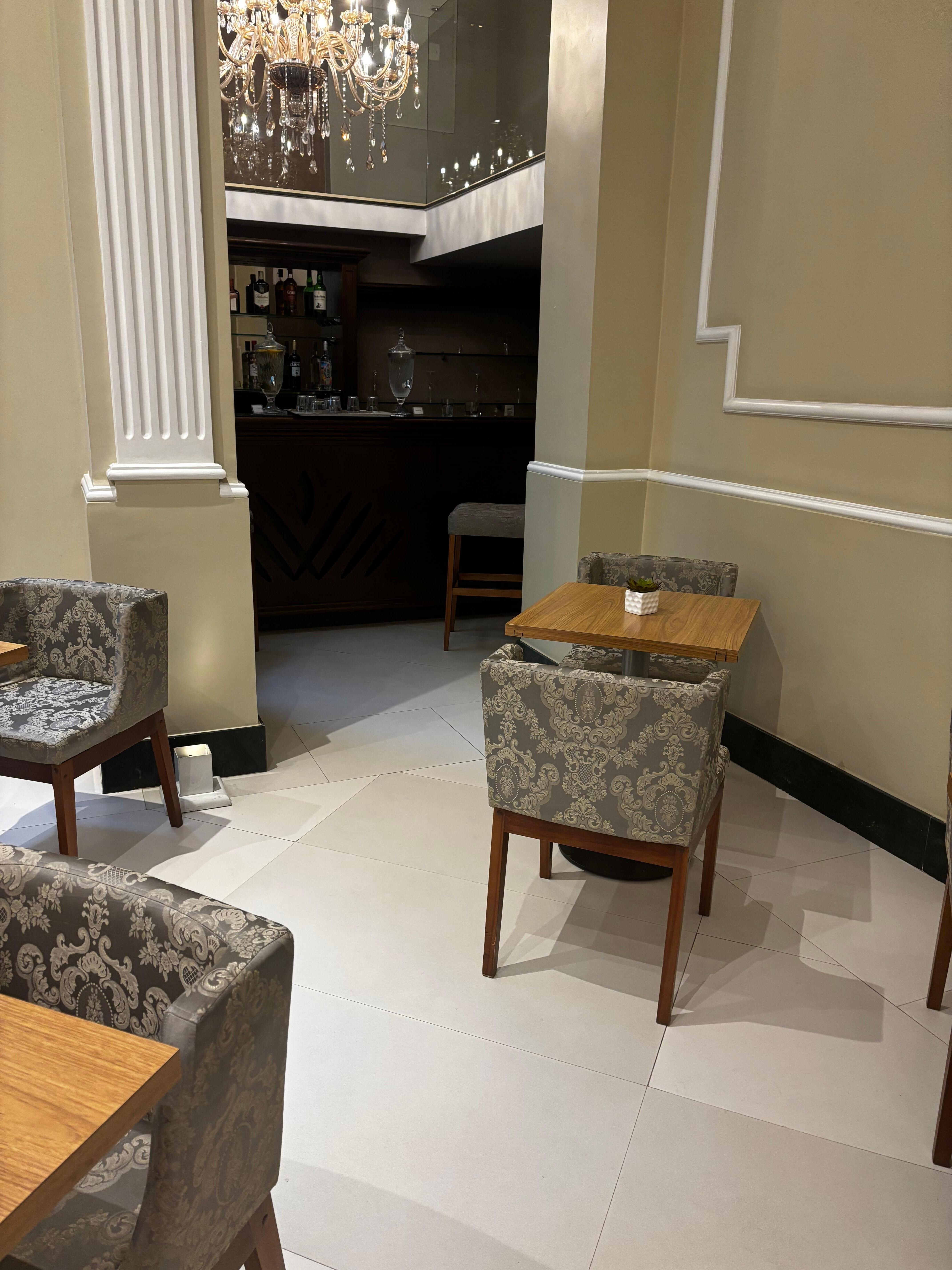 O bar do lounge (escondido nesse canto ao lado da recepção)