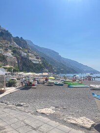 Ebenfalls eine Reisewert: Positano und Capri. Beides ist leicht, mit der Fähre vom Hafen zu erreichen