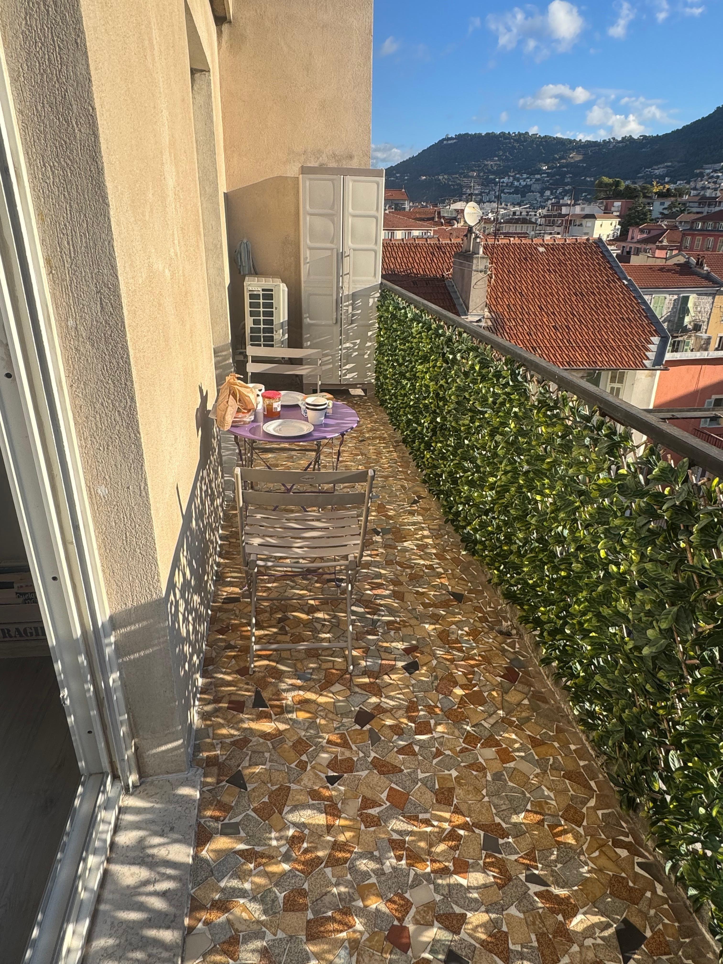Etwas schmalere Balkon auf der anderen Seite nach hinten raus